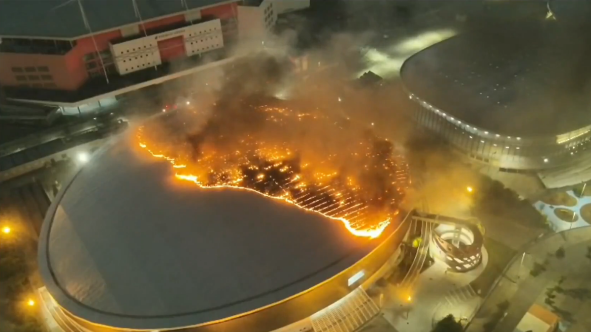 Densas columnas de humo cubren el velódromo olímpico de Río de Janeiro mientras bomberos controlan el incendio que afectó su cubierta