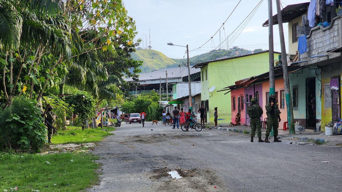 Militares y vecinos permanecen en la Isla Luis Vargas Torres, sector donde la tarde del 8 de abril fue asesinado George Gregorio Gómez Quintero.