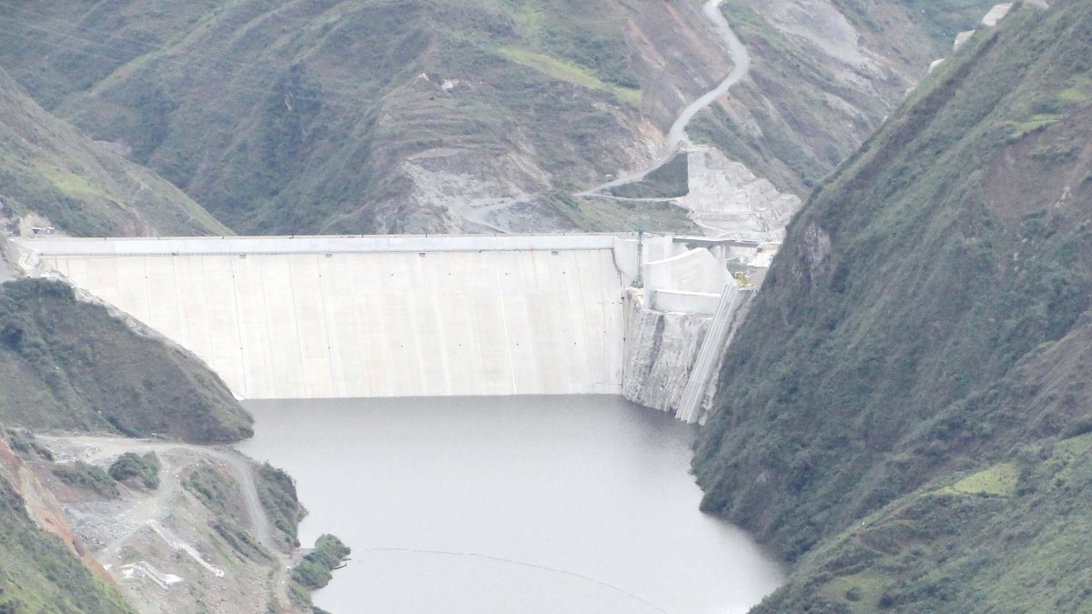 El Gobierno asegura que el nivel de Mazar es normal y que la demanda de hasta 5.600 megavatios está cubierta.