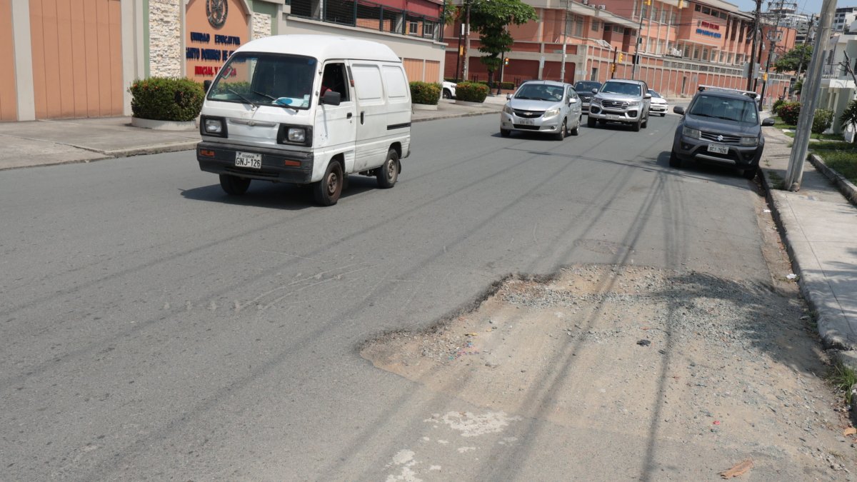 Baches enormes han generado daños y caídas en varios puntos de Urdesa.