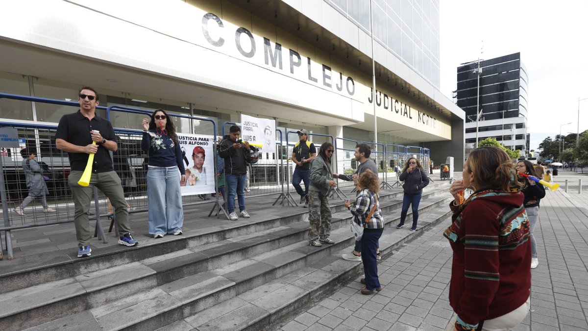 Parientes y amigos llegaron hasta el Complejo Judicial Norte, en Quito, para la audiencia.