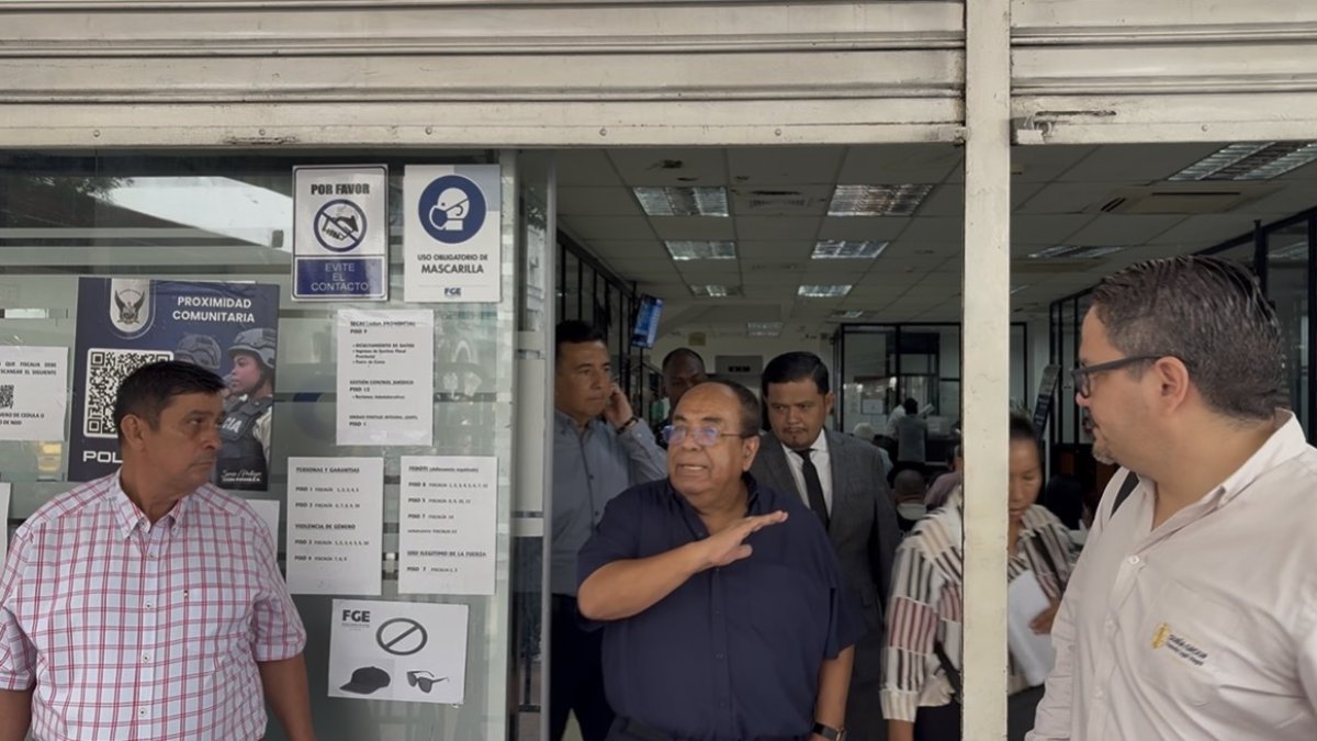 Rosero salió del edificio La Merced acompañado por más de 15 hombres; algunos lo esperaban en los exteriores.