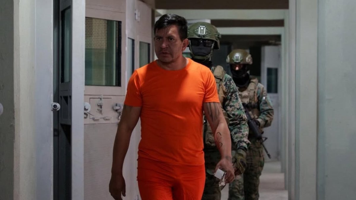 El alcalde procesado por peculado aparece bajo custodia en la cárcel de máxima seguridad.