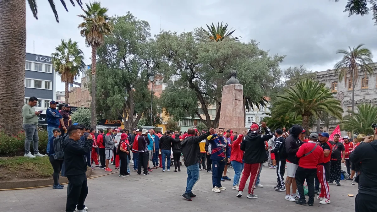 Hinchas del América de Cali convirtieron el Parque Cevallos en su punto de encuentro, donde cantaron y alentaron sin parar.