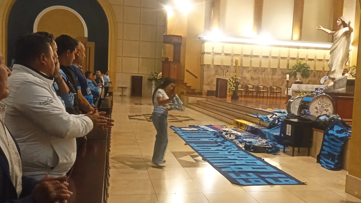 Hinchas de Macará participaron en una misa en la Catedral de Ambato para pedir por un triunfo en su regreso a la Sudamericana.
