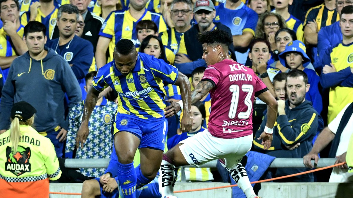 Jáminton Campaz (i) de Rosario disputa un balón con Daykol Romero de Independiente del Valle .