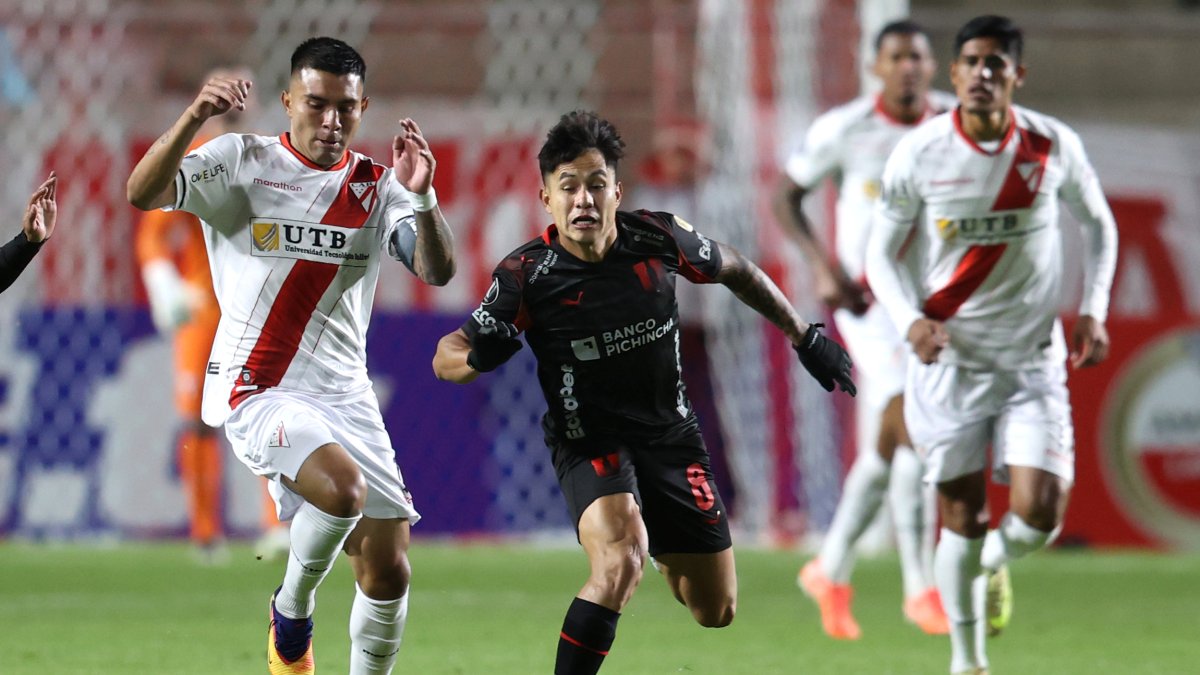 Héctor Cuellar (i) de Always disputa el balón con Jesús Pretell de Liga de Quito.