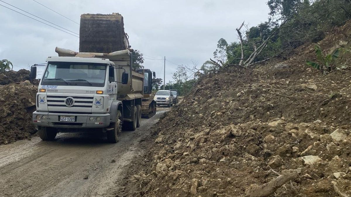 El Ministerio de Infraestructura y Transporte realizó trabajos de limpieza por deslizamientos en la vía E69, Sozoranga - Macará, sector Pénjamo, el 9 de abril.