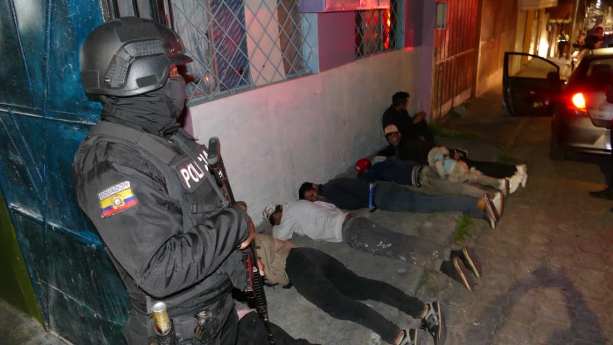 La gente detenida estaría vinculada a Los Lobos y Los Choneros, según la Policía.