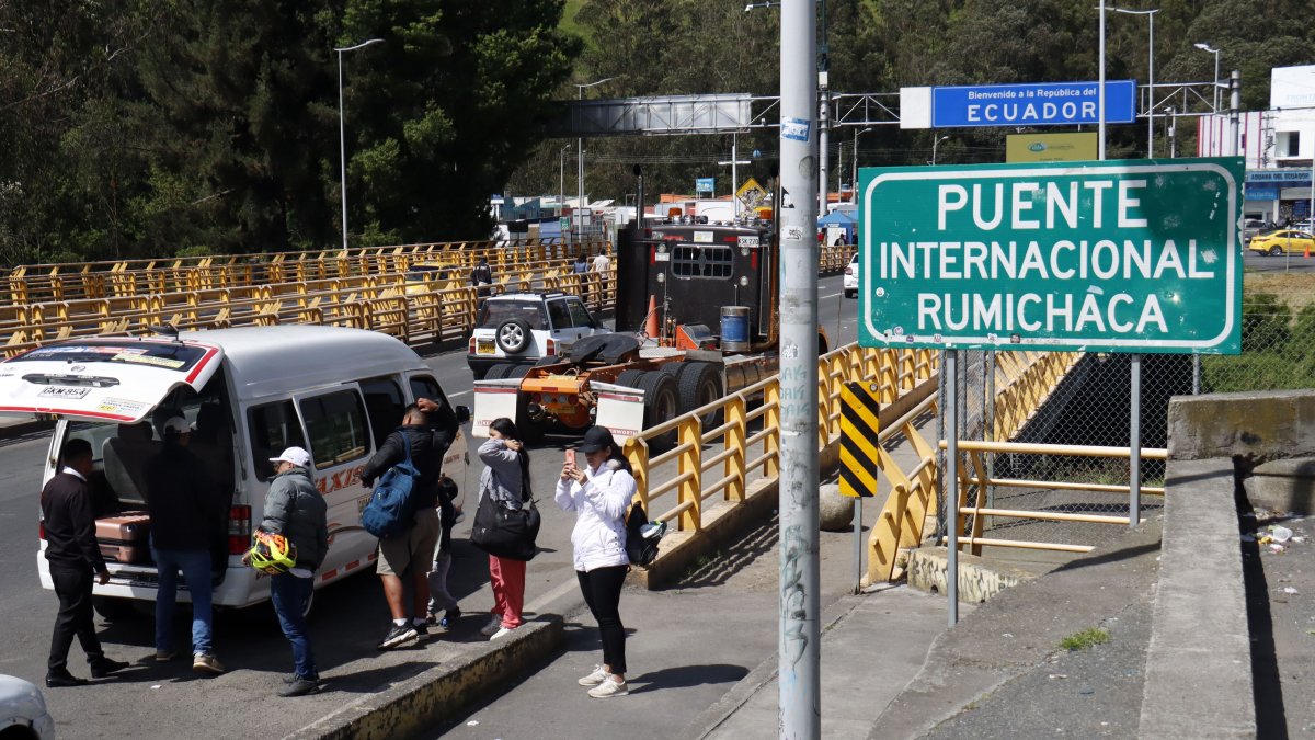 La crisis política se traslada al comercio y pone en riesgo la integración andina y miles de empleos.