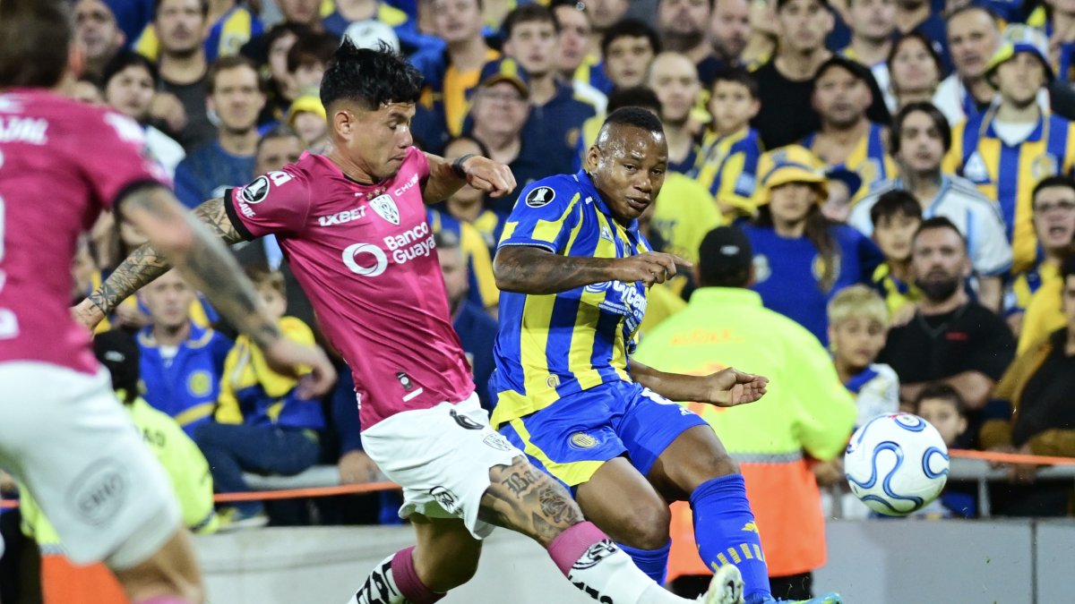 Jáminton Campaz (d) de Rosario disputa un balón con Jordy Alcívar de Independiente del Valle.