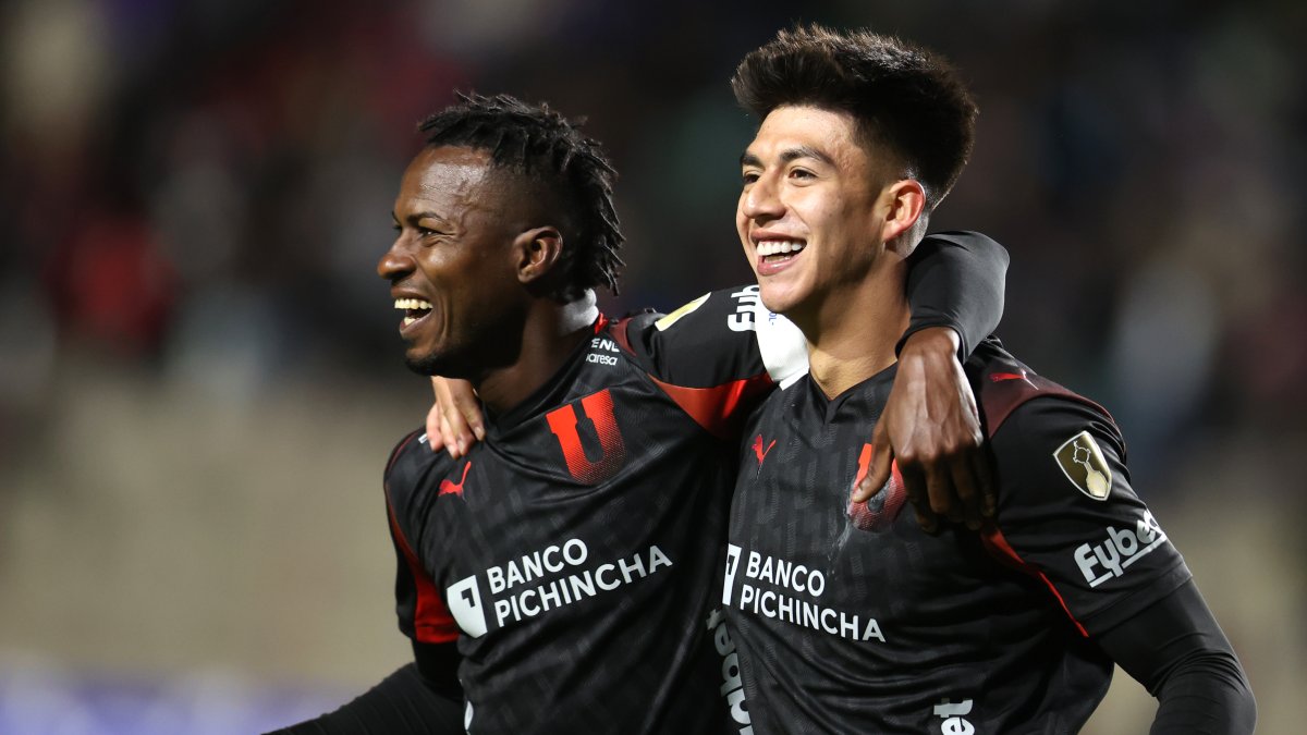 Gabriel Villamíl (d) y Leonel Quiñónez de Liga de Quito vienen de ganar en Copa Libertadores ante el Always Ready.