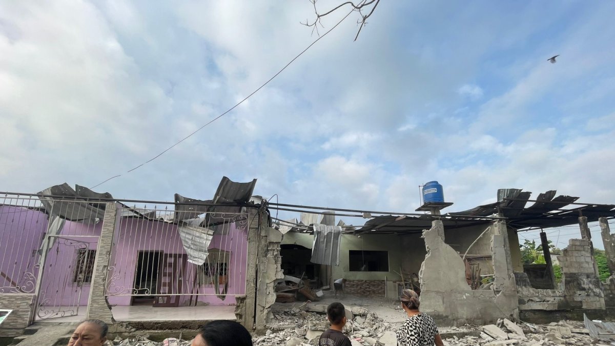 Varias viviendas resultaron completamente dañadas por el detonante de alto poder que colocaron en la madrugada.