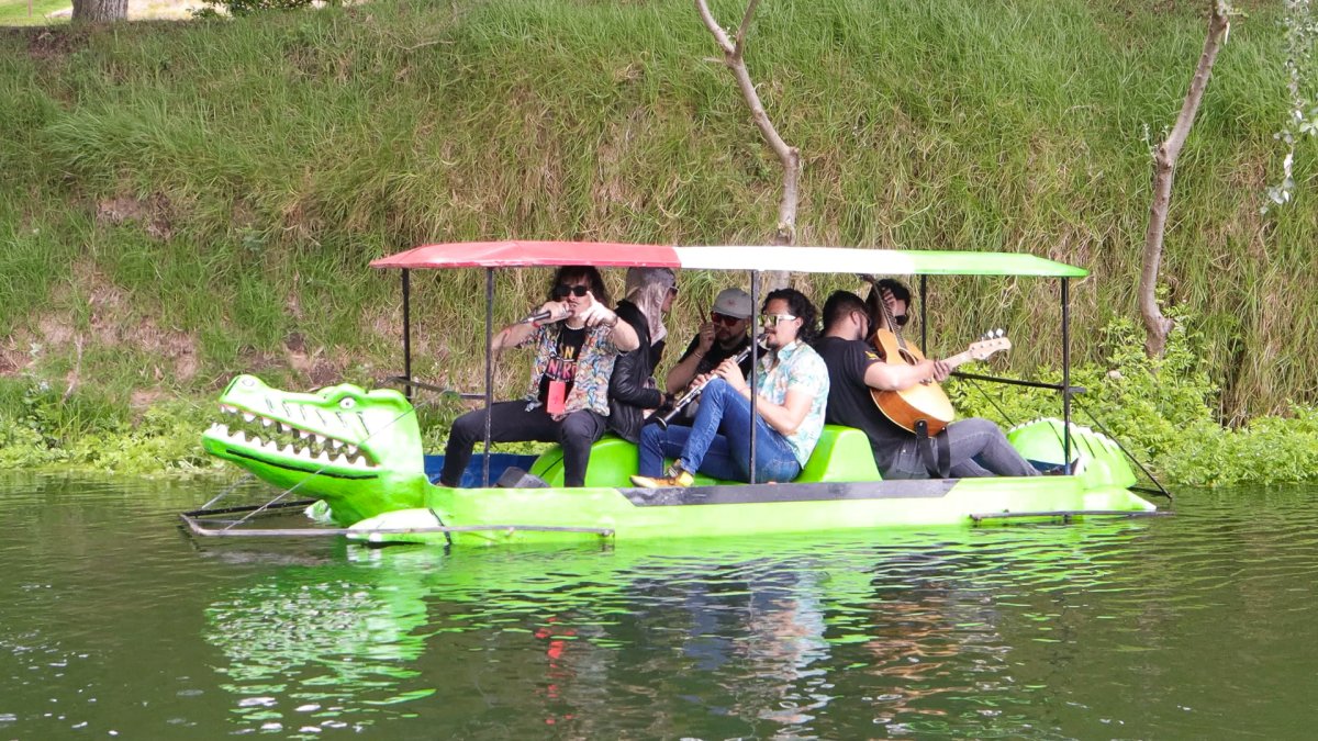 Turistas disfrutan de paseos en bote en el complejo La Moya.