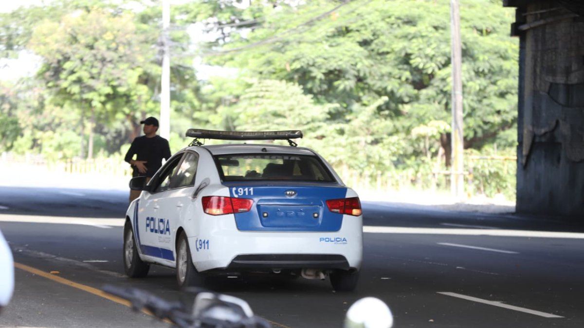 Agentes de la Policía se encuentran en el lugar del ataque.