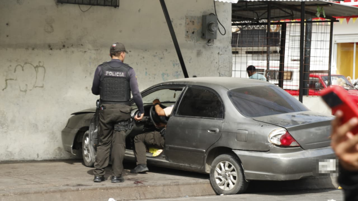El vehículo en el que iba la víctima recibió varios impactos y fue retenido por los agentes.
