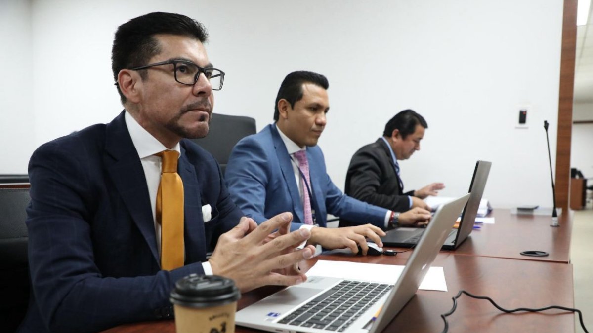 Carlos Alarcón, fiscal general del Estado, estaba en una cafetería cuando se produjo el ataque.