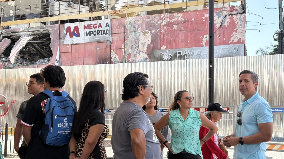 Álex Anchundia (derecha), gerente general de Segura EP, confirmó que el Municipio notificó a los afectados sobre la demolición del edificio.