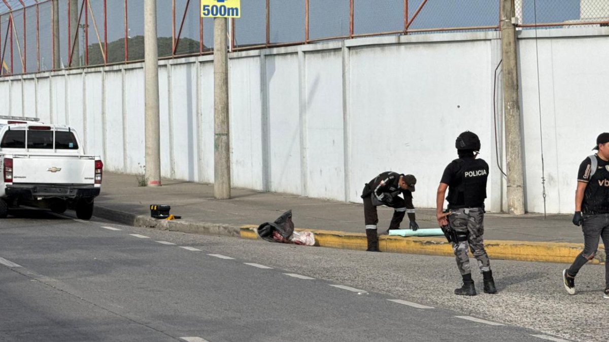 Los restos humanos fueron dejados en plena vía pública.