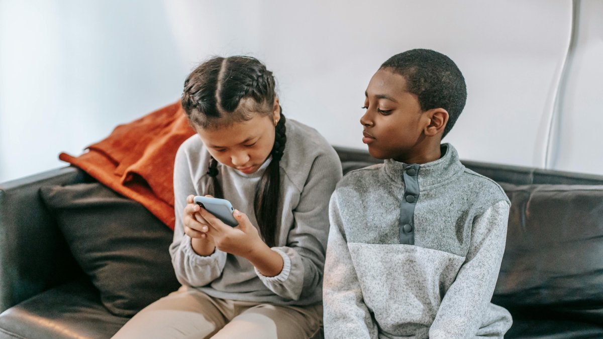 Desde los 3 años con pantallas, expertos alertan que sobreexposición ha cambiado la conducta de niños.