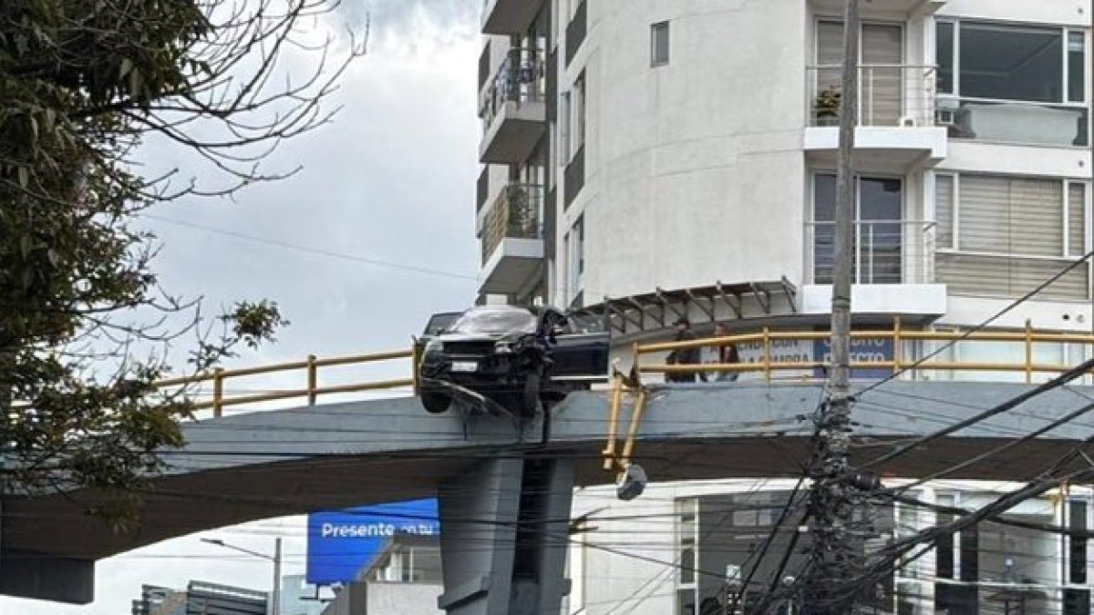El vehículo quedó colgado en el puente elevado.