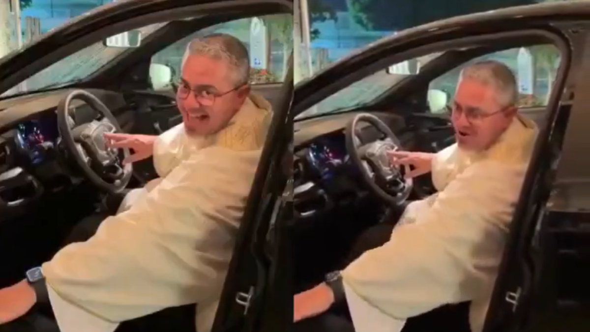 El sacerdote aparece subido al auto premiado tras el sorteo.