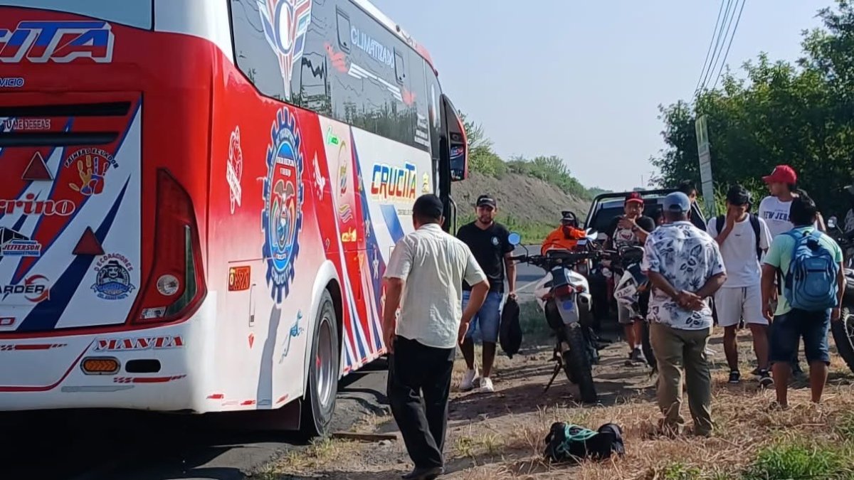 Dos hombres fueron aprehendidos en la vía Manta - Rocafuerte, luego de un hecho delictivo contra pasajeros de un bus