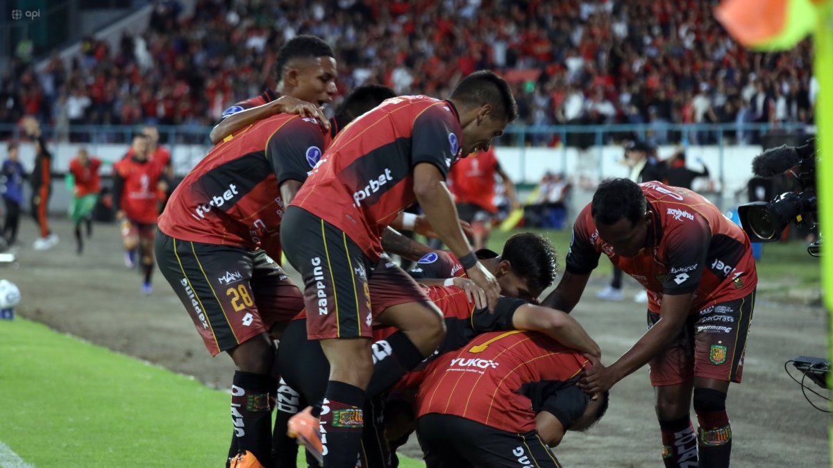Deportivo Cuenca cuando festejaba por Copa Sudamericana la victoria ante Santos.