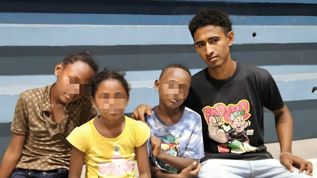 Justin, el mayor, procura proveer lo elemental a sus tres hermanos menores.