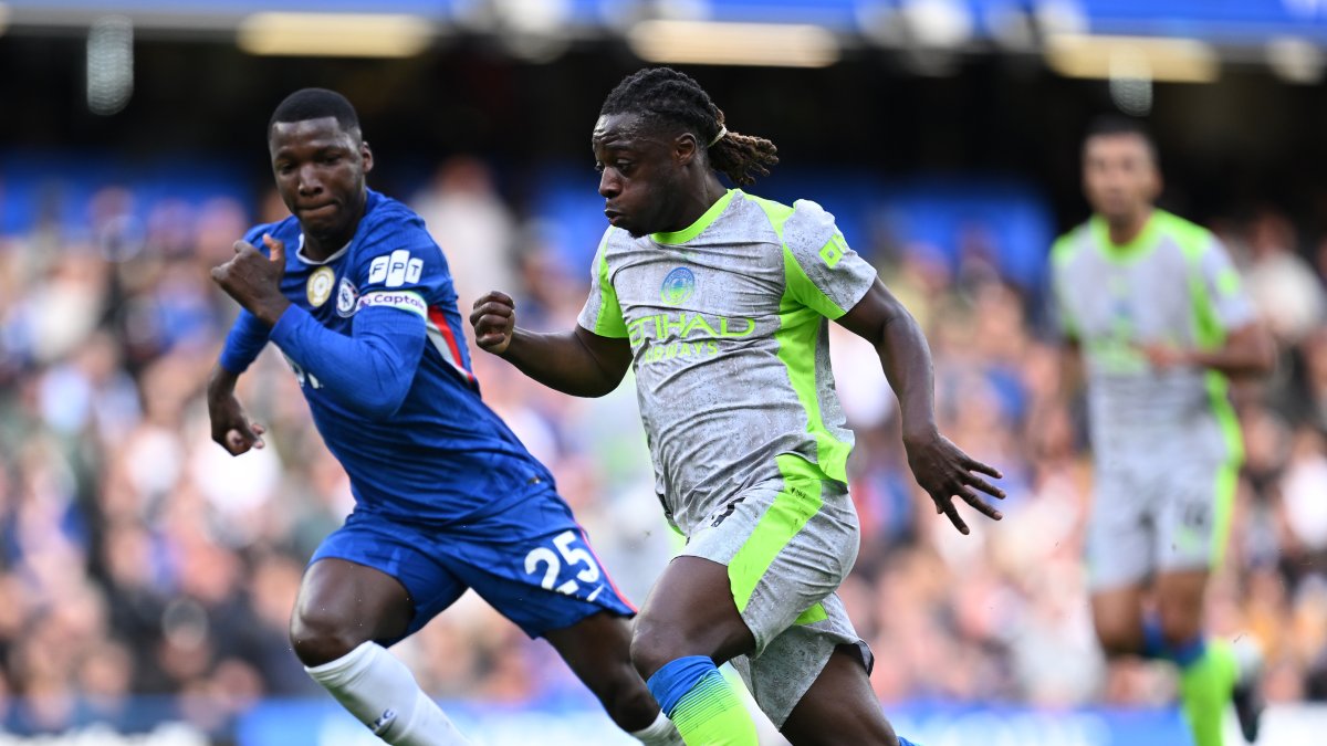 Moisés Caicedo (i), de Chelsea, en la marca a un atacante de Manchester City.