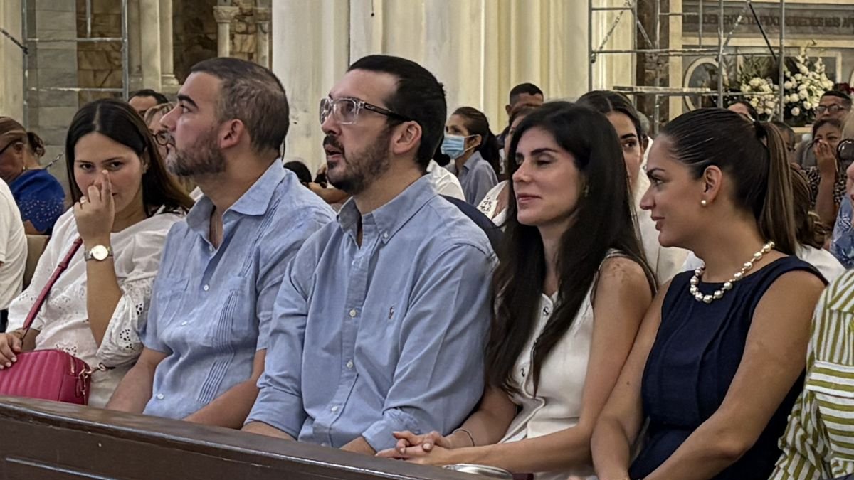La esposa y los hermanos del burgomaestre se sentaron en la primera fila de la Catedral de Guayaquil.