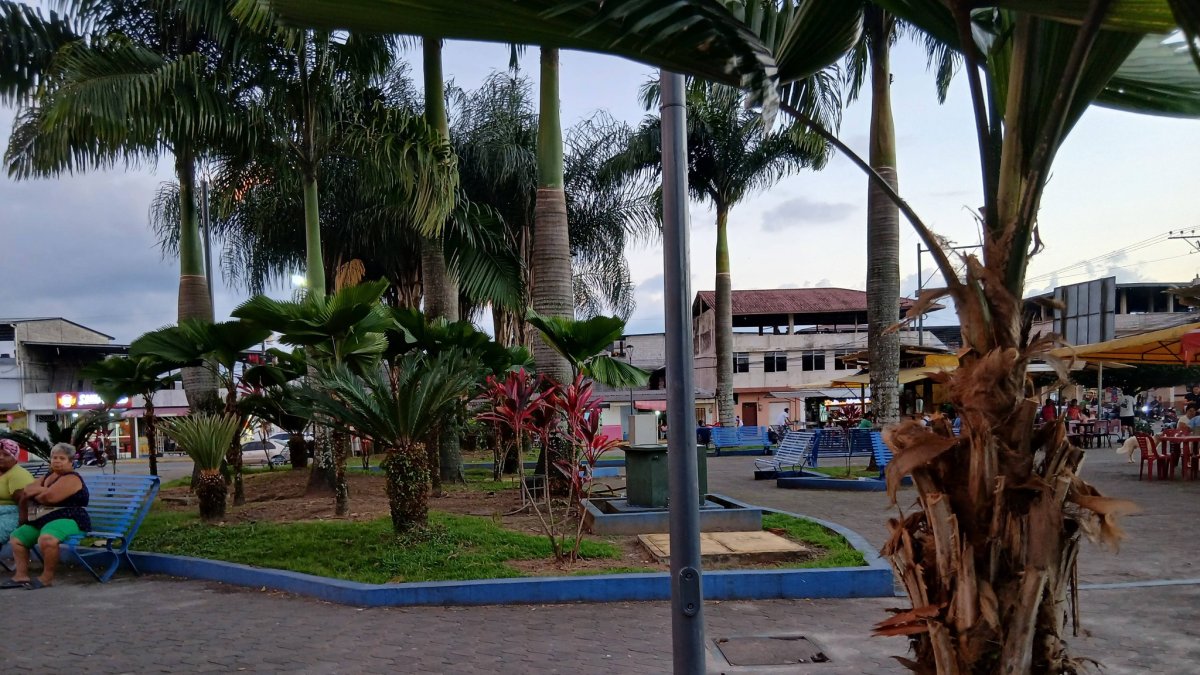 Parque central de La Unión, en Quinindé, donde la madrugada del domingo se registró el asesinato de un joven al estilo sicariato.