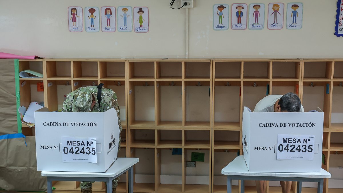 Personas votando este domingo, en Lima (Perú).