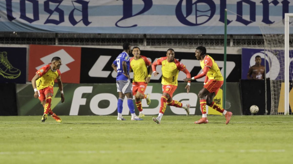 Los jugadores de Aucas celebran uno de los dos tantos con los que vencieron a Emelec por la octava fecha de la LigaPro