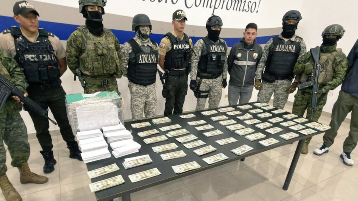 Militares ejecutaron el operativo que permitió detectar dinero falso en encomiendas.