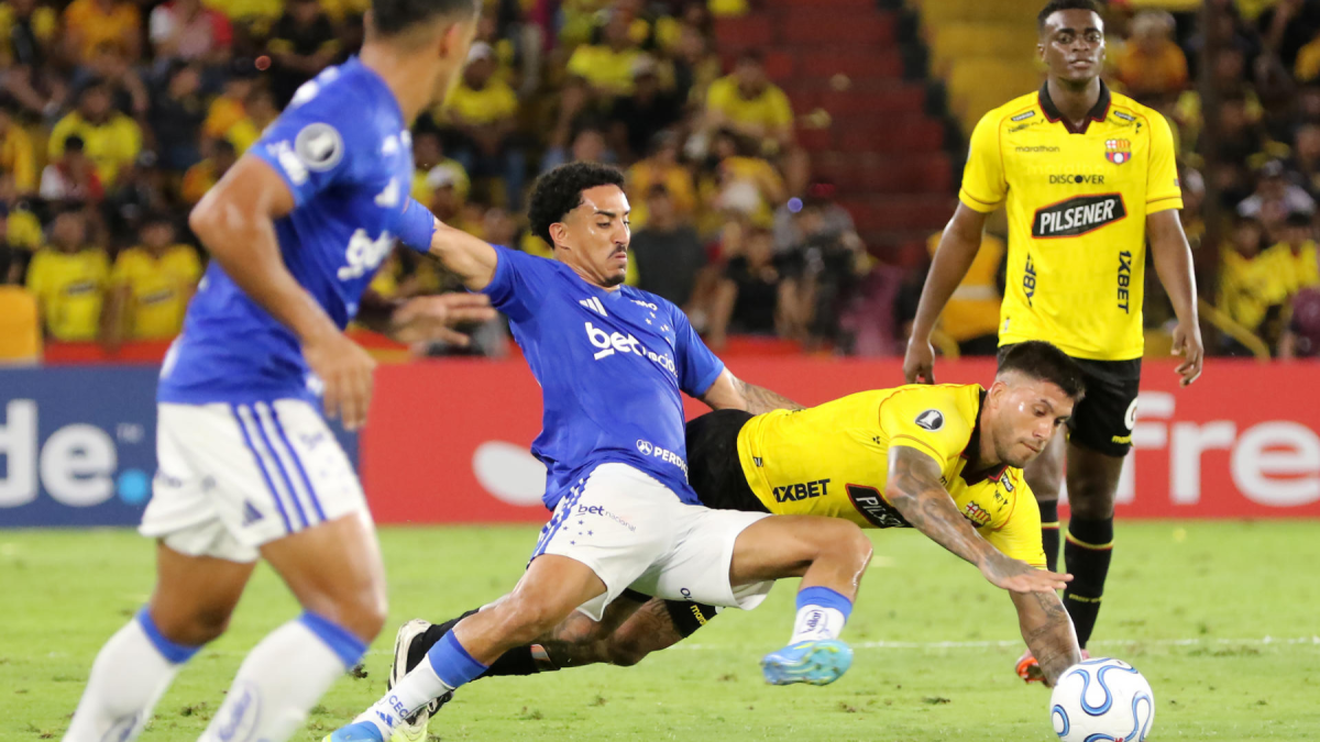 El jugador de Barcelona SC Milton Céliz (cayendo) no estará contra Boca Juniors.