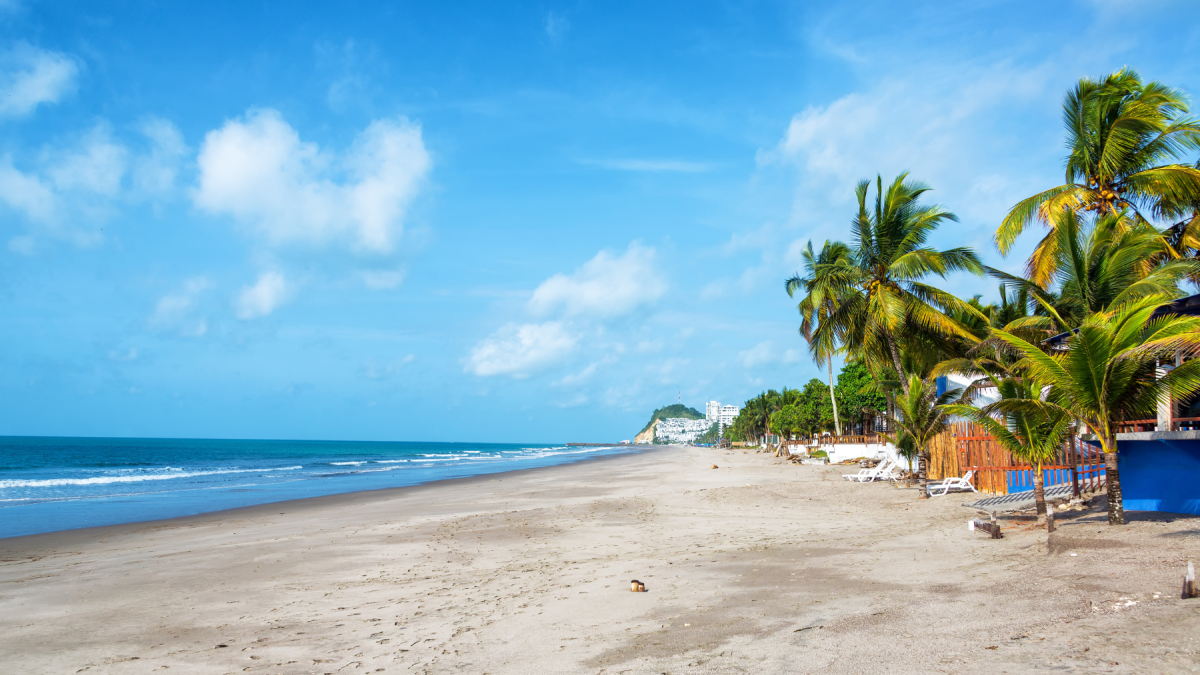 Feriados de mayo de 2026: oportunidades para visitar las playas de Ecuador, como la de Same.