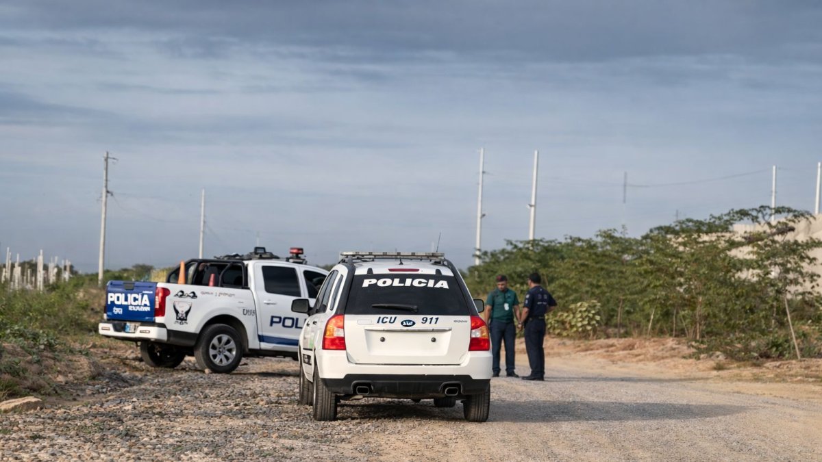 Los cuerpos fueron hallados junto a panfletos amenazantes, según informó la Policía