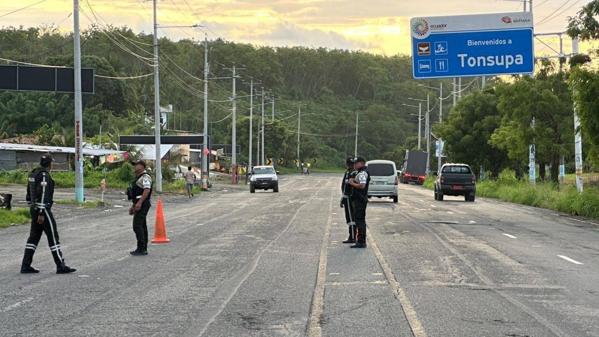 Operativo policial en el ingreso a Tonsupa, donde agentes controlan el tránsito tras el ataque armado que dejó una mujer fallecida y tres heridos.