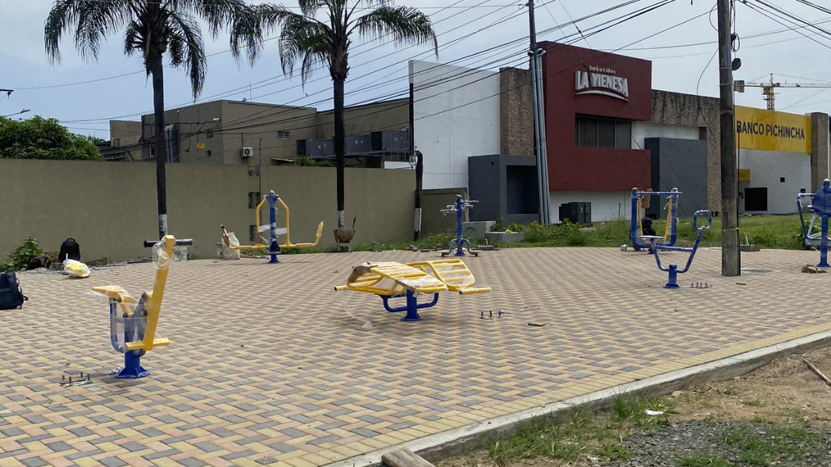 El nuevo parque de La Aurora genera críticas por la falta de sombra y el exceso de cemento en su diseño