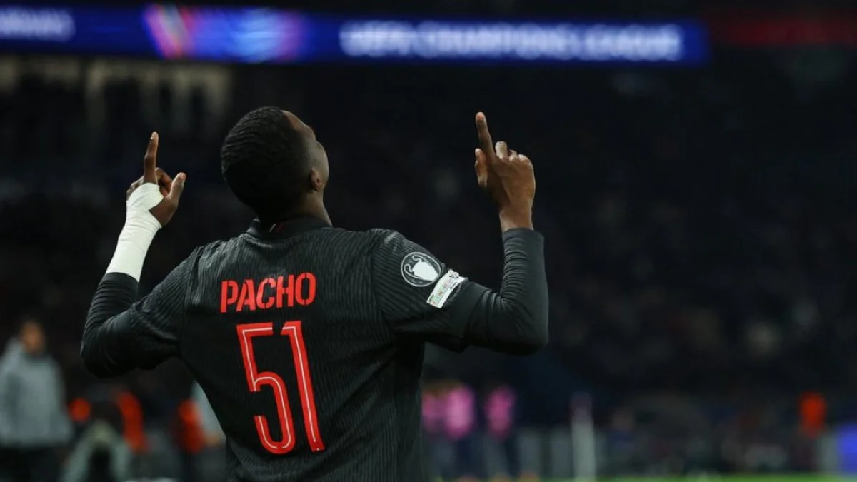 Willian Pacho ecuatoriano del PSG que juega la Champions.