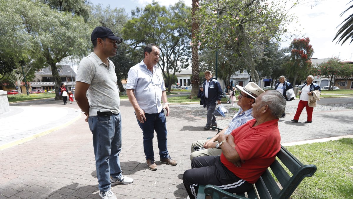 Juan Fernando Serrano, presidente de la Junta Cívica del Ilaló, conversa con los vecinos de Tumbaco sobre el proyecto de cantonización.