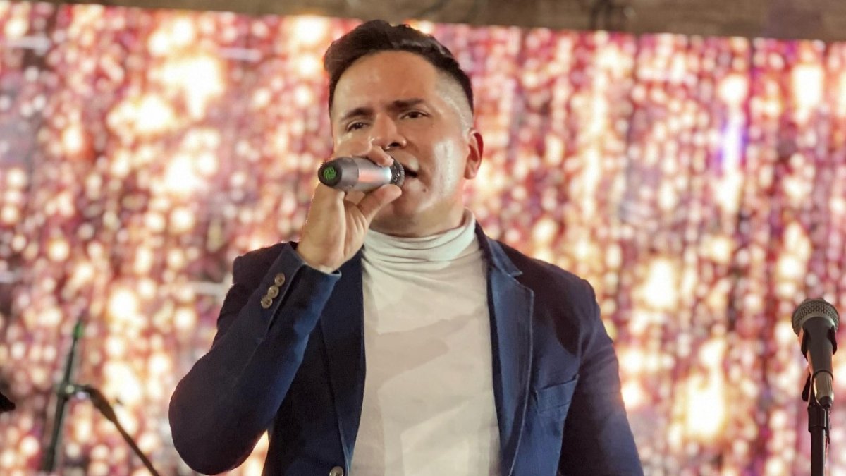 Julio Capaje, conocido como Jota Cajape, es cantante profesional. Se inició a los 14 años en el mundo de la música, que le viene por herencia de su abuelo