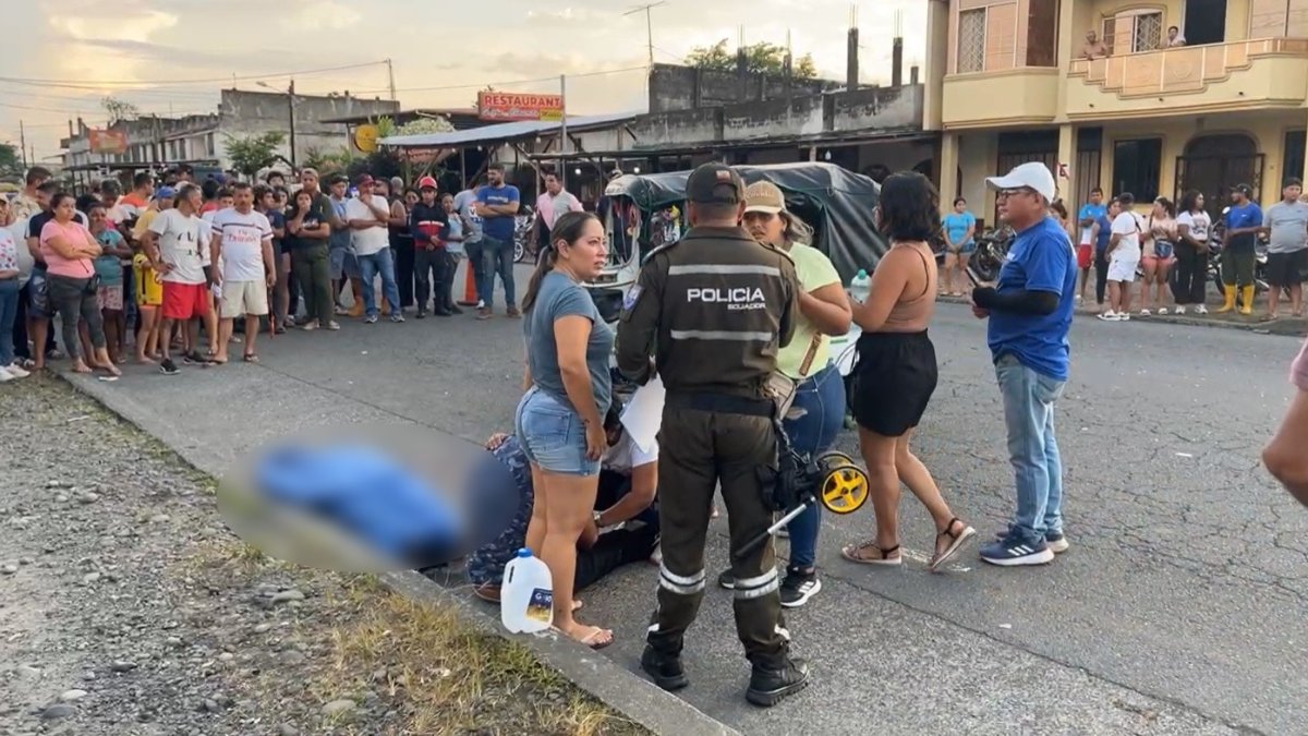 Agentes de la Policía Nacional acordonan la vía en La Unión de Quinindé, donde el mototaxista Édgar Aroca, conocido como “Polaco”, perdió la vida tras impactar contra una camioneta.