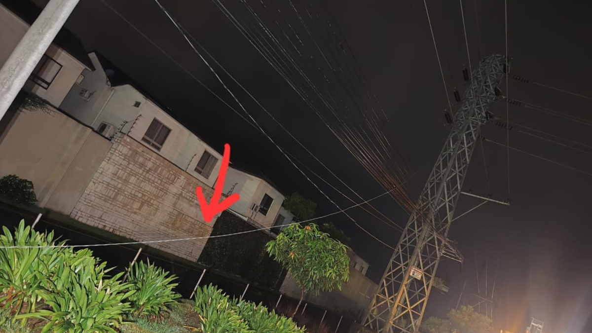 Personal técnico de CNEL trabaja en la línea de subtransmisión donde se registró la afectación en el hilo de guarda en la vía a Samborondón.