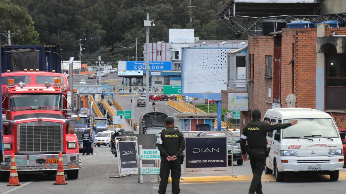 En frontera de Ecuador con Colombia, por Rumichaca, se siente impacto de tensión comercial.