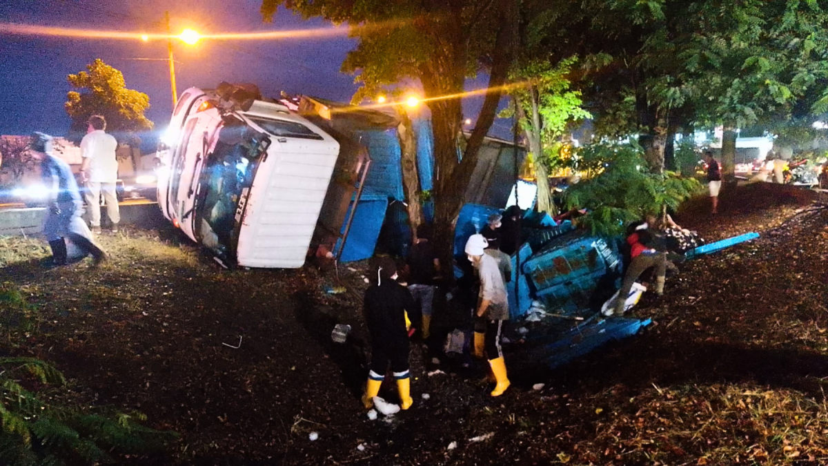 Camión de camarones se viró en vía a la costa y la gente se aprovechó.