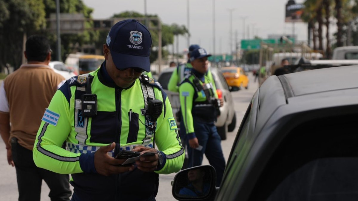 Agentes de tránsito son investigados tras presunta toma indebida de productos en un siniestro vial en Guayaquil.