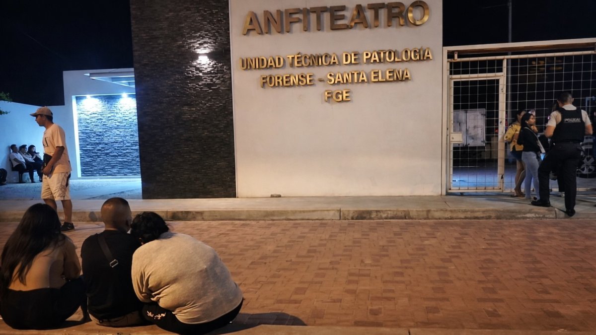 Los familiares de las víctimas de la masacre en La Libertad esperaron por los cuerpos hasta la noche del lunes.