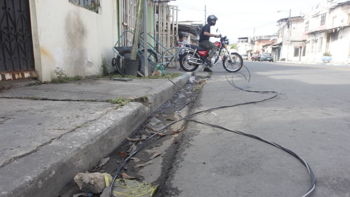 Vecinos del sur de Guayaquil pasaron la noche sin energía eléctrica tras la caída de un cable.